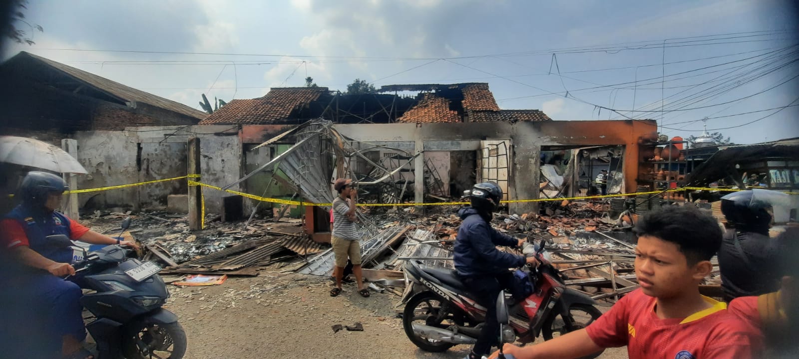 Kota Bekasi - Kondisi bangunan tempat usaha warga porak poranda pasca ledakan SPBE Cimuning, Mustikayaja, Kota Bekasi.