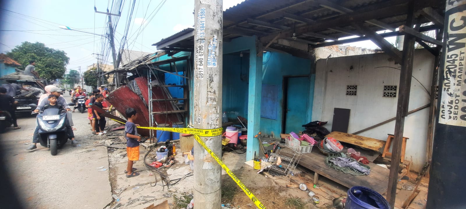 Kota Bekasi - Kondisi bangunan warga di dekat SPBE Cimuning, Mustikajaya, Kota Bekasi, hancur akibat ledakan hingga kebakaran hebat.