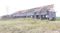 Bekasi - Kondisi gedung SMKN 1 Babelan yang mangkrak pembangunannya hingga mengalami kerusakan parah