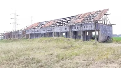 Bekasi - Kondisi gedung SMKN 1 Babelan yang mangkrak pembangunannya hingga mengalami kerusakan parah