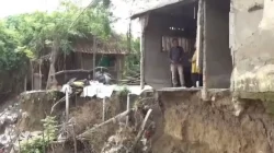 Kota Bekasi - Kondisi rumah rusak akibat longsor Kali Cikarang Barat