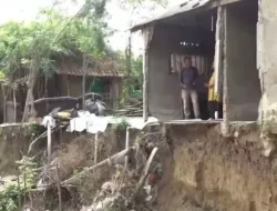 Digerus Arus Kali Cikarang, 4 Rumah Warga Ambruk Akibat Longsor