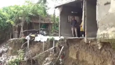Kota Bekasi - Kondisi rumah rusak akibat longsor Kali Cikarang Barat