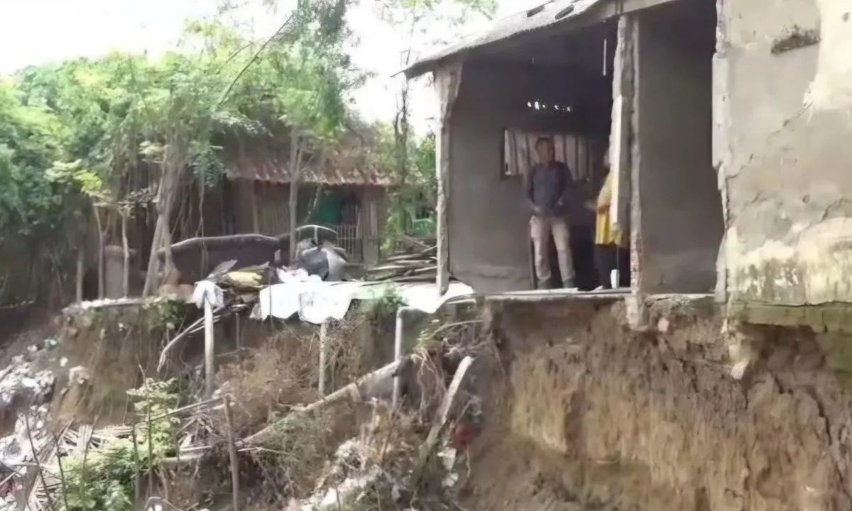 Kota Bekasi - Kondisi rumah rusak akibat longsor Kali Cikarang Barat