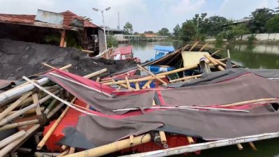 Kota Bekasi - Kondisi saung wisata di Situ Rawa Gede Porak Poranda diterjang puting beliung, Minggu (12/4/2026). Foto: Ist/Gobekasi.id.