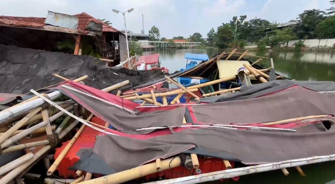 Kota Bekasi - Kondisi saung wisata di Situ Rawa Gede Porak Poranda diterjang puting beliung, Minggu (12/4/2026). Foto: Ist/Gobekasi.id.
