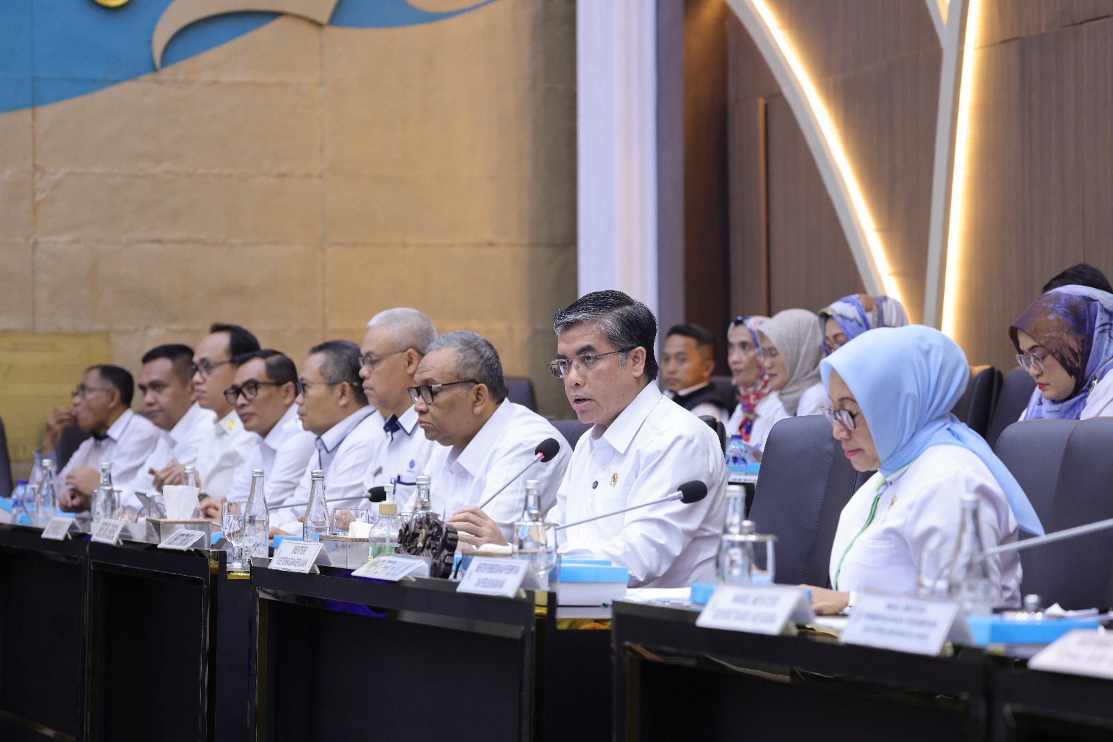 Bekasi - Menteri Ketenagakerjaan (Menaker) Yassierli dalam rapat Daftar Inventarisasi Masalah (DIM) Rancangan Undang-Undang (RUU) Perlindungan Pekerja Rumah Tangga (PPRT) di DPR RI pada Senin (20/4/2026). Foto: Ist/Gobekasi.id.