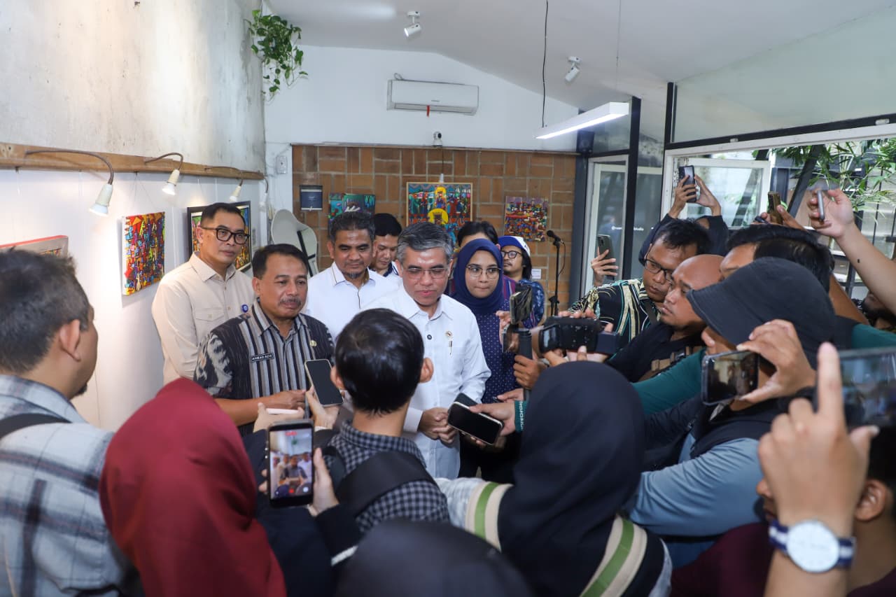Kota Bekasi - Menaker Yassierli tinjau Program Magang Nasional MagangHub