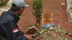 Kota Bekasi - Pemakaman Sapta Prihantono, pelajar kelas X SMKN 15 Kota Bekasi di TPU Pabuaran.