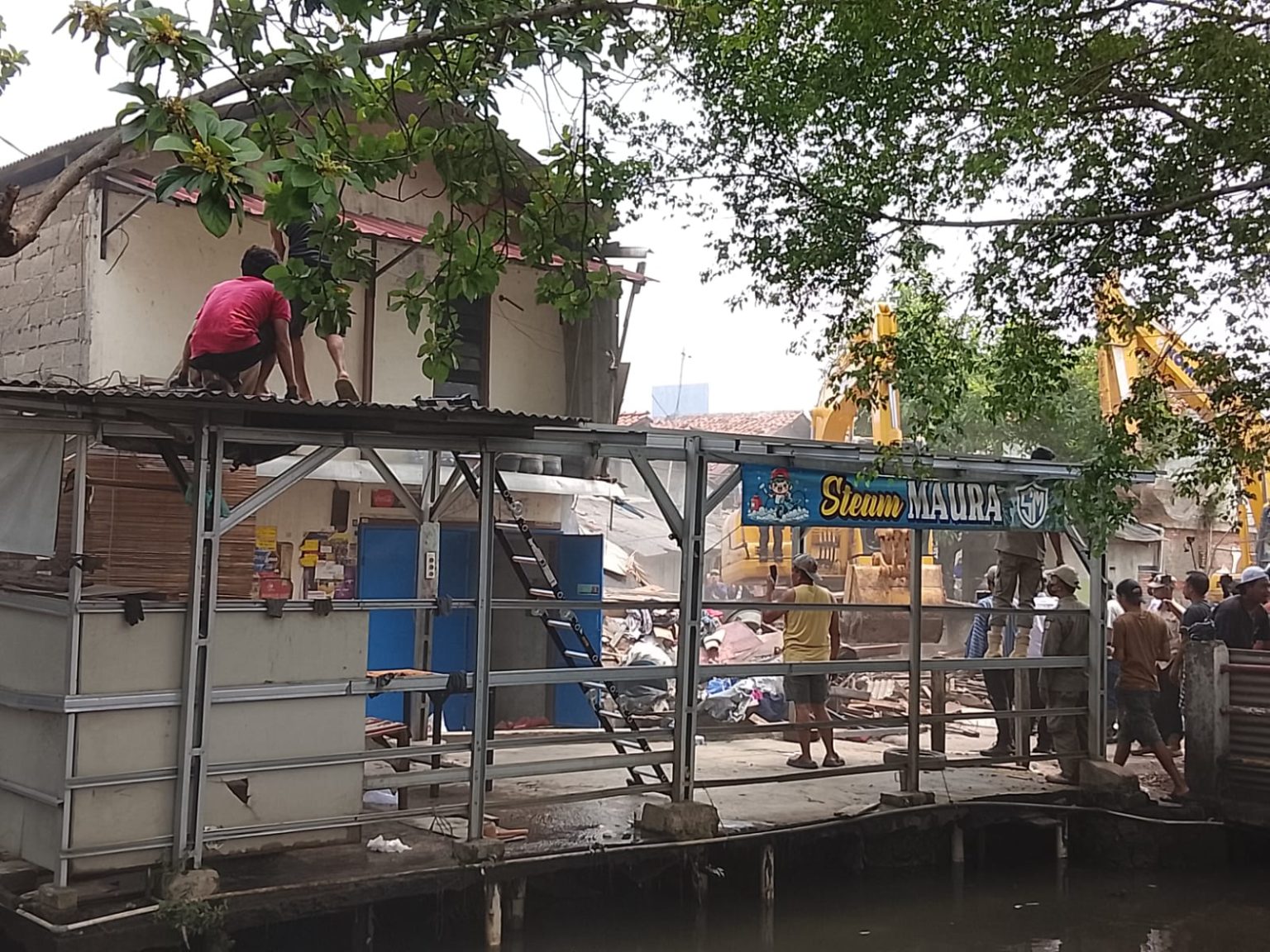 Bekasi - Pembongkaran Bangli di SS Rawa Baru Bekasi Timur