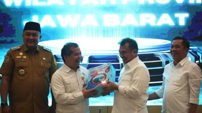 Kota Bekasi - Penyerahan LKPD Kota Bekasi 2025 oleh Abdul Harris Bobihoe