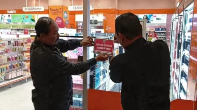 Bekasi - Petugas Bapenda Kabupaten Bekasi memasang stiker peringatan pembayaran pajak reklame yang hbis masa berlakunya