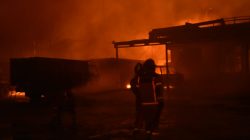 Kota Bekasi - Petugas Disdamkarmat Kota Bekasi berjibaku memadamkan kobaran api di SPBE Cimuning