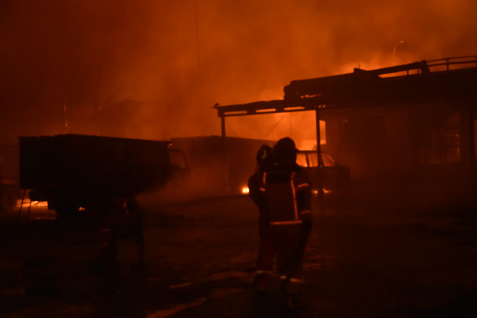 Kota Bekasi - Petugas Disdamkarmat Kota Bekasi berjibaku memadamkan kobaran api di SPBE Cimuning