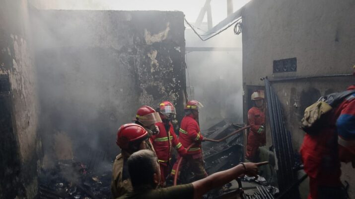 Kota Bekasi -Petugas Disdamkarmat berjibaku memadamkan kobaran api di Jakasampurna