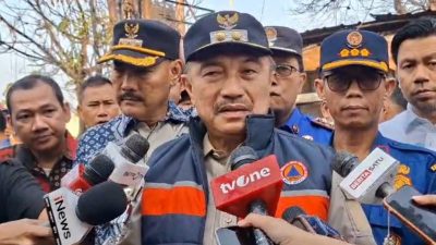 Kota Bekasi - Plh Wali Kota Bekasi Abdul Harris Bobihoe tinjau korban SPBE Cimuning