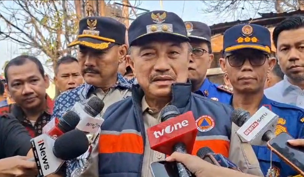 Kota Bekasi - Plh Wali Kota Bekasi Abdul Harris Bobihoe tinjau korban SPBE Cimuning