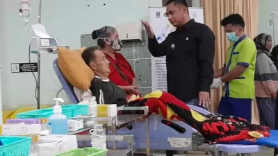 Bekasi - Plt Bupati aBekasi Asep Surya Atmaja mengunjungi pasien di RSUD Kabupaten Bekasi. Foto: Ist