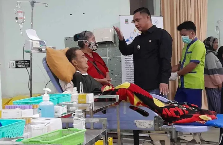 Bekasi - Plt Bupati aBekasi Asep Surya Atmaja mengunjungi pasien di RSUD Kabupaten Bekasi. Foto: Ist