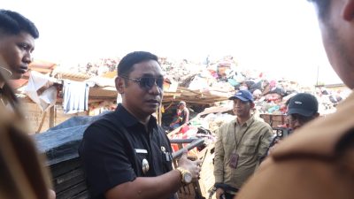 Kabupaten Bekasi -Plt Bupati Bekasi Asep Surya Atmaja meninjau TPS yang tepat berada di di Kampung Turi, RT 0106 dan RT0505, pada Selasa