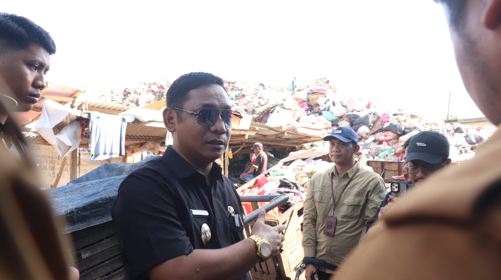 Kabupaten Bekasi -Plt Bupati Bekasi Asep Surya Atmaja meninjau TPS yang tepat berada di di Kampung Turi, RT 0106 dan RT0505, pada Selasa