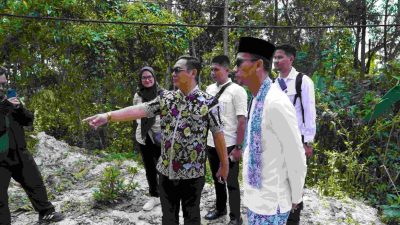 Bekasi - Plt Bupati Bekasi Asep Surya Atmaja meninjau kondisi jalan rusak di Desa Karangmulya, Bojongmangu