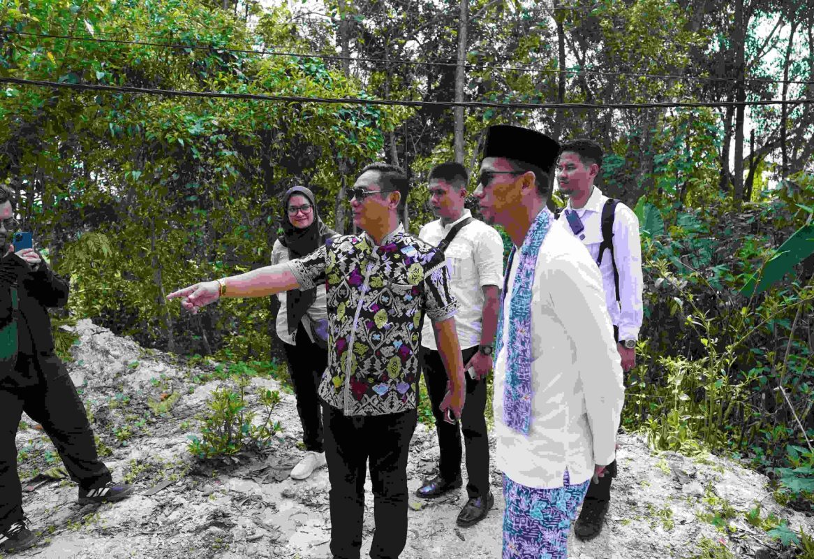 Bekasi - Plt Bupati Bekasi Asep Surya Atmaja meninjau kondisi jalan rusak di Desa Karangmulya, Bojongmangu