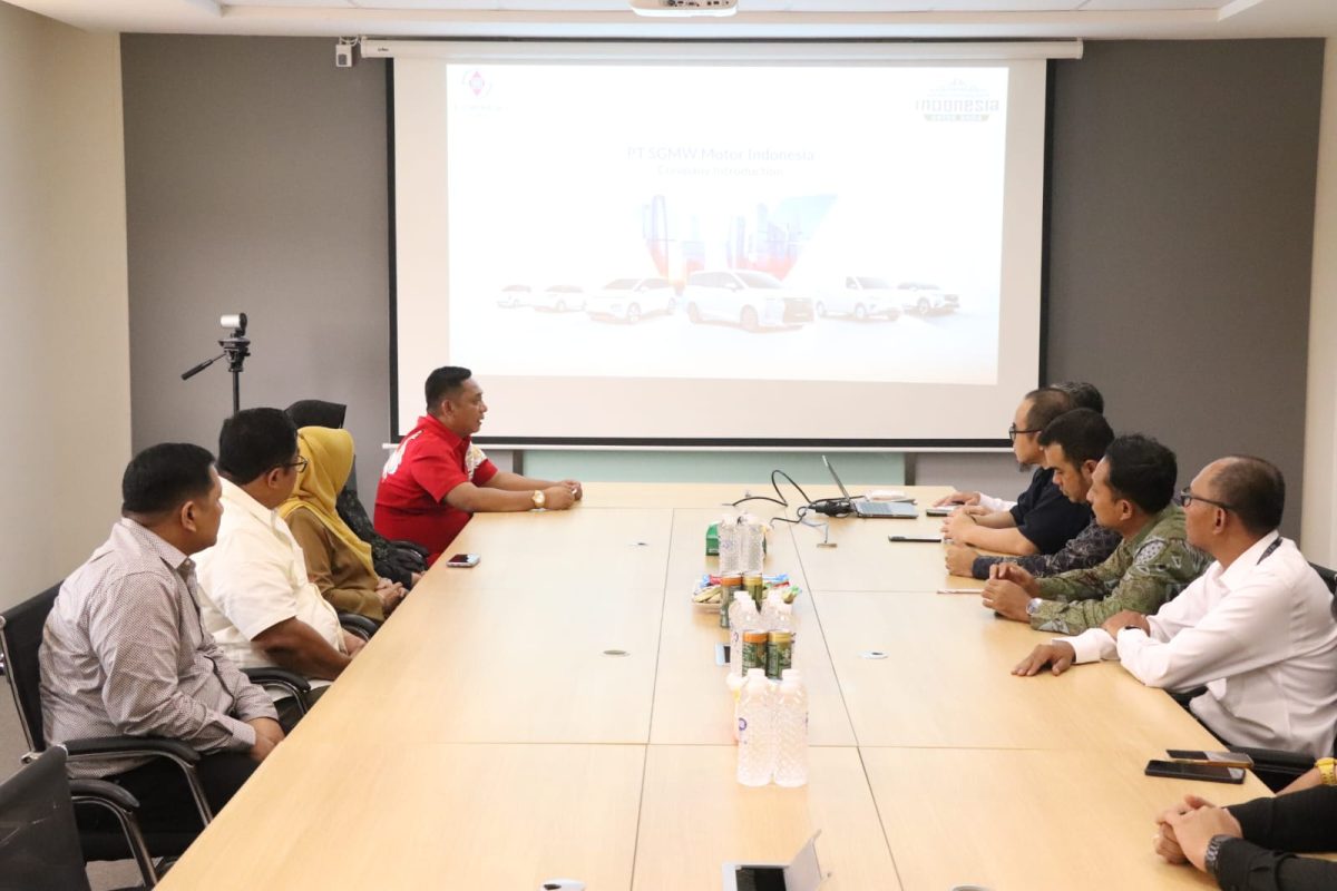 Bekasi - Plt Bupati Bekasi Aset Surya Atmaja saat melakukan kunjunga kerja ke PT SGMW Motor di Kawasan GIIC, Deltamas, Sukamahi, Cikarang Pusat