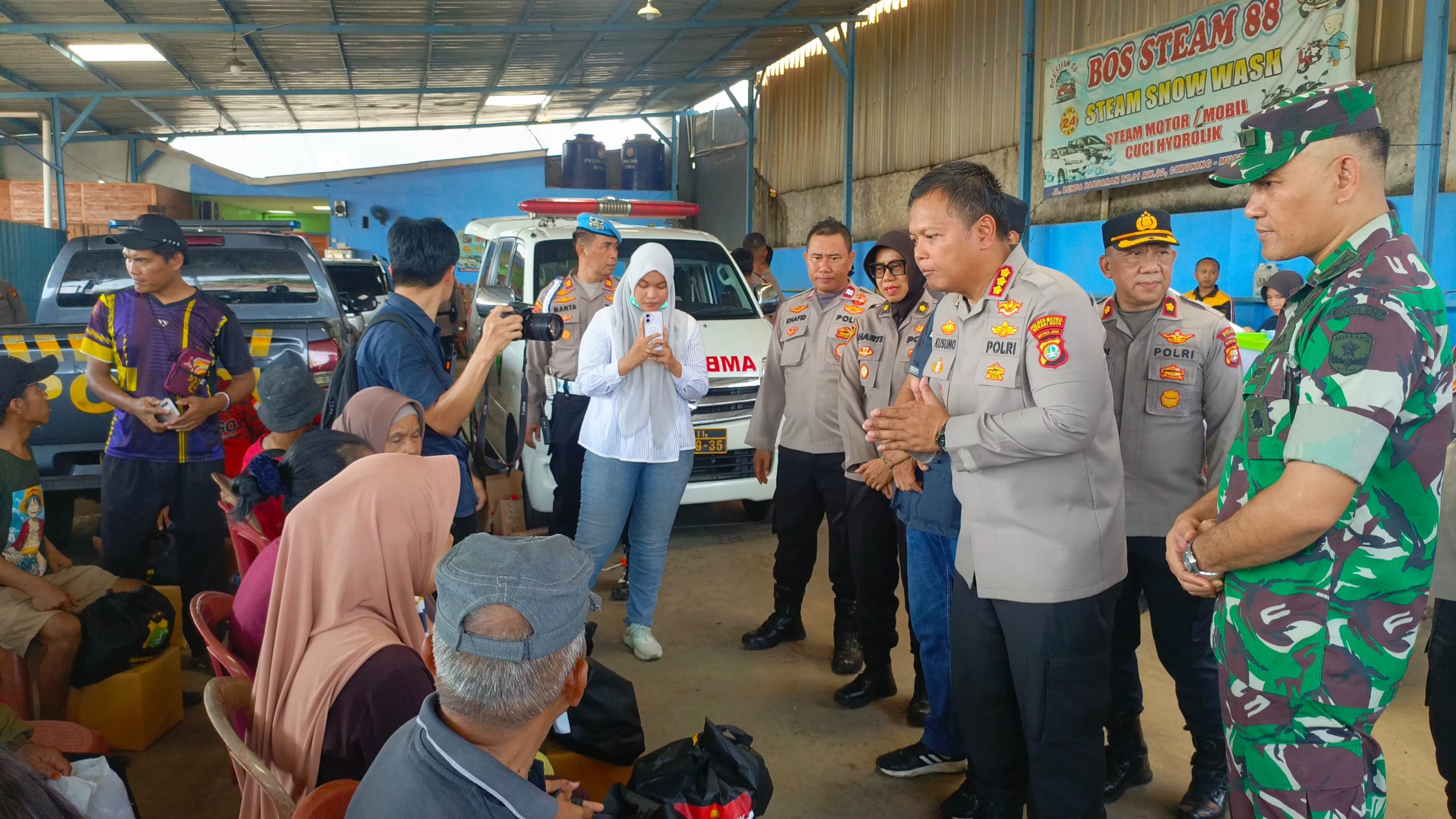 Kota Bekasi - Polres Metro Bekasi Kota berikan trauma healing korban SPBE Cimuning.