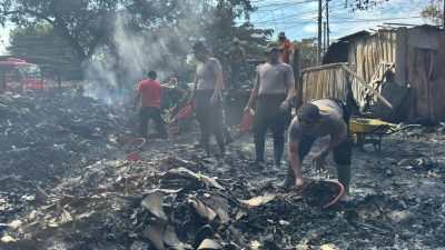 Kota Bekasi - Polres Metro Bekasi Kota kerja bakti bersihkan puing ledakan SPBE Cimuning, Jumat (3/4/2026). Foto: Ist/Gobekasi.id.