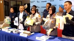 Kabupaten Bekasi - Polres Metro Bekasi rilis identitas 3 pelaku penyiraman air keras di Tambun Selatan. Mulai dari joki, eksekutor hingga otak kejahatan berhasil diringkus