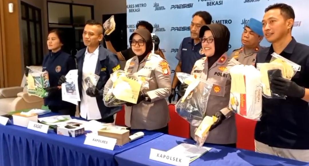 Kabupaten Bekasi - Polres Metro Bekasi rilis identitas 3 pelaku penyiraman air keras di Tambun Selatan. Mulai dari joki, eksekutor hingga otak kejahatan berhasil diringkus