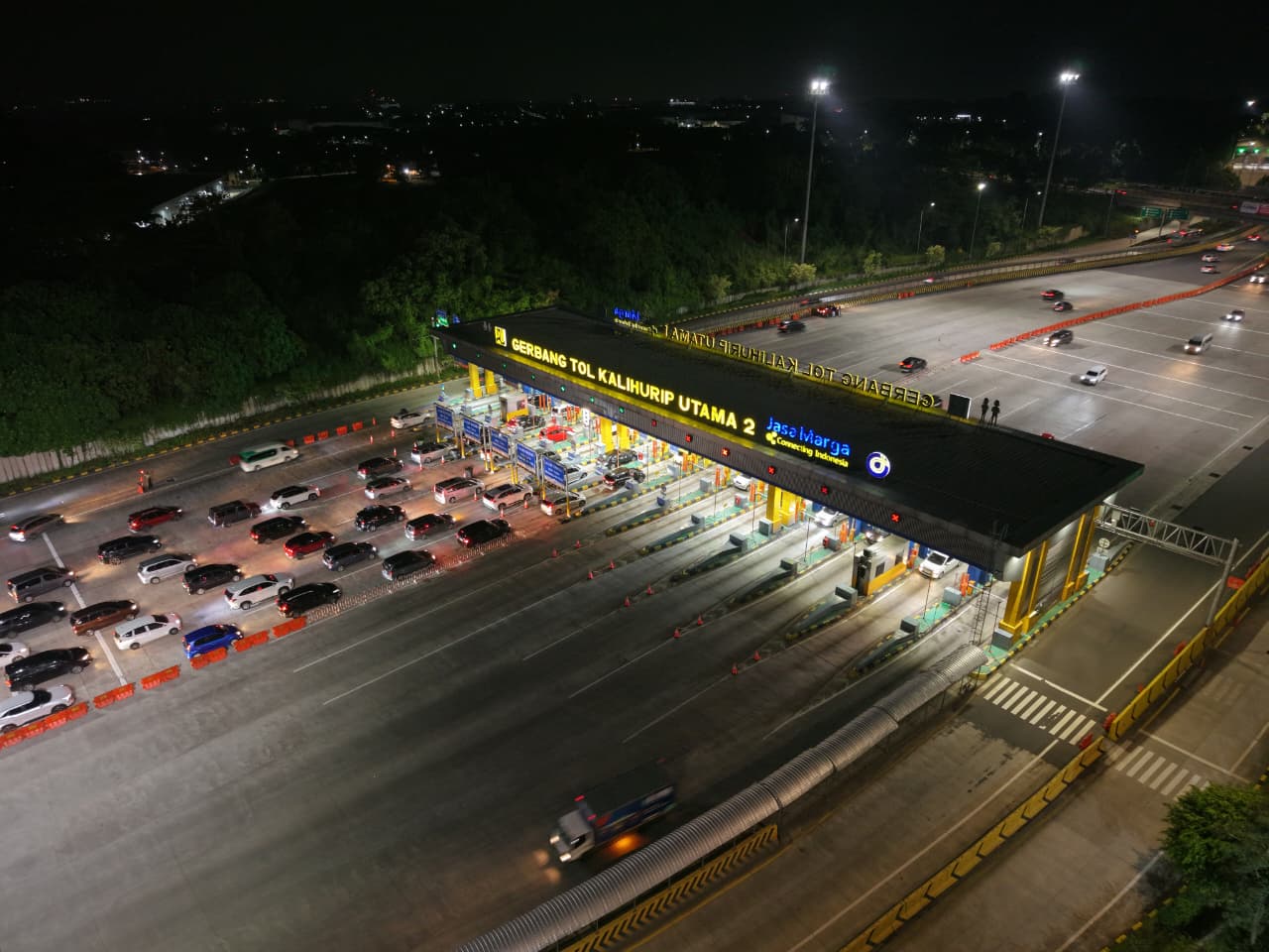 Bekasi - Suasana arus balik libur Paskah 2026 di Gerbang Tol Kalihurip Utama 6