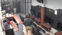 Kabupaten Bekasi - Tangkapan layar CCTV maling menggasak rental PS di Jatimulya.