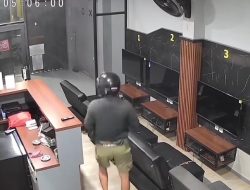 Terekam CCTV! Pencuri Berhelm Bobol Rental PS di Jatimulya, Gasak Perangkat Senilai Rp13 Juta