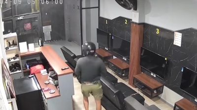 Kabupaten Bekasi - Tangkapan layar CCTV maling menggasak rental PS di Jatimulya.