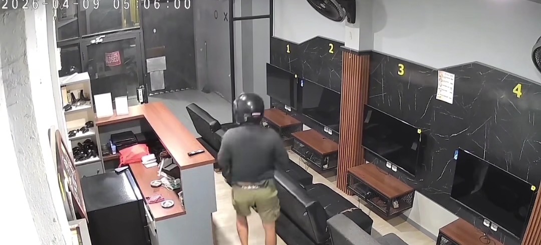 Kabupaten Bekasi - Tangkapan layar CCTV maling menggasak rental PS di Jatimulya.