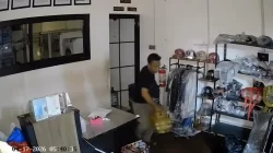 Bekasi - Tangkapan layar CCTV saat pelaku beraksi di gerai Laundry wilayah Bekasi Utara pada Jumat (17/4/2026). Foto: Ist/Gobekasi.id.