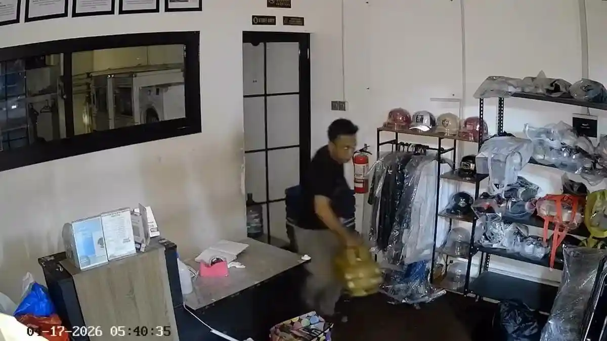 Bekasi - Tangkapan layar CCTV saat pelaku beraksi di gerai Laundry wilayah Bekasi Utara pada Jumat (17/4/2026). Foto: Ist/Gobekasi.id.