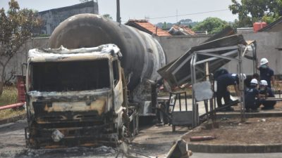 Kota Bekasi - Tim Labfor Polri olah TKP penyelidikan ledakan SPBE Cimuning Bekasi