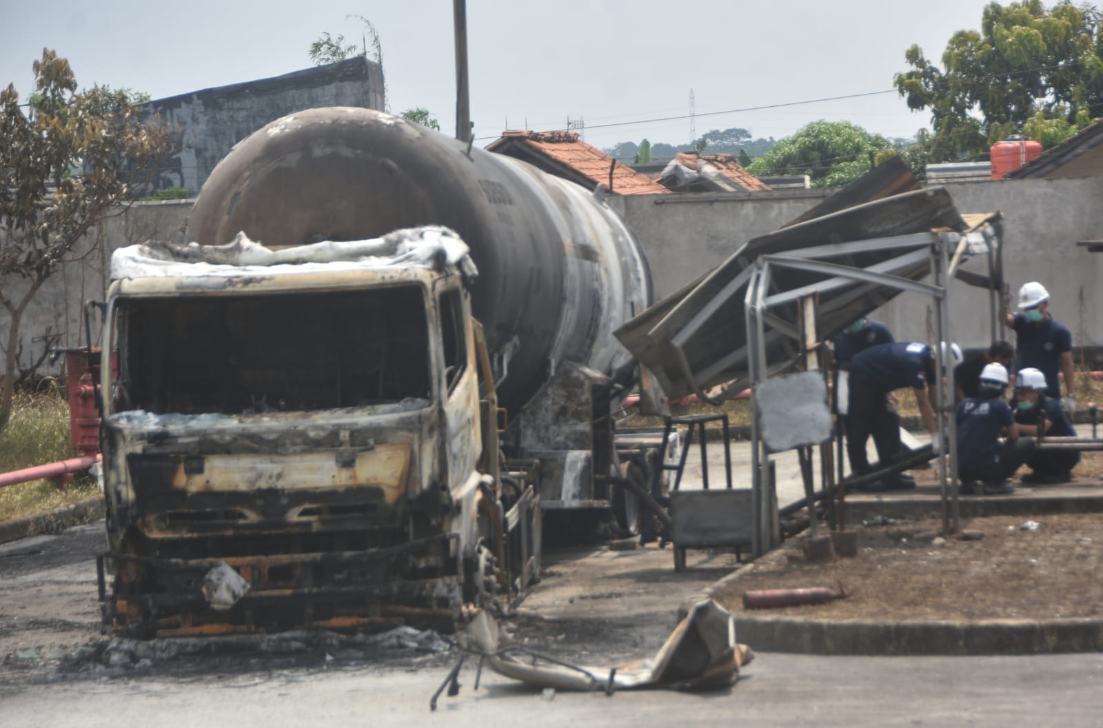 Kota Bekasi - Tim Labfor Polri olah TKP penyelidikan ledakan SPBE Cimuning Bekasi