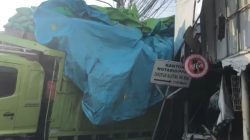 Truk Fuso pengangkut beras terposok ke saluran air di Jalan Sultan Hasanudin Tambun