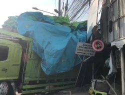 Sopir Diduga Mabuk dan Ugal-ugalan, Truk Beras Terperosok Bikin Tambun “Lumpuh” Total
