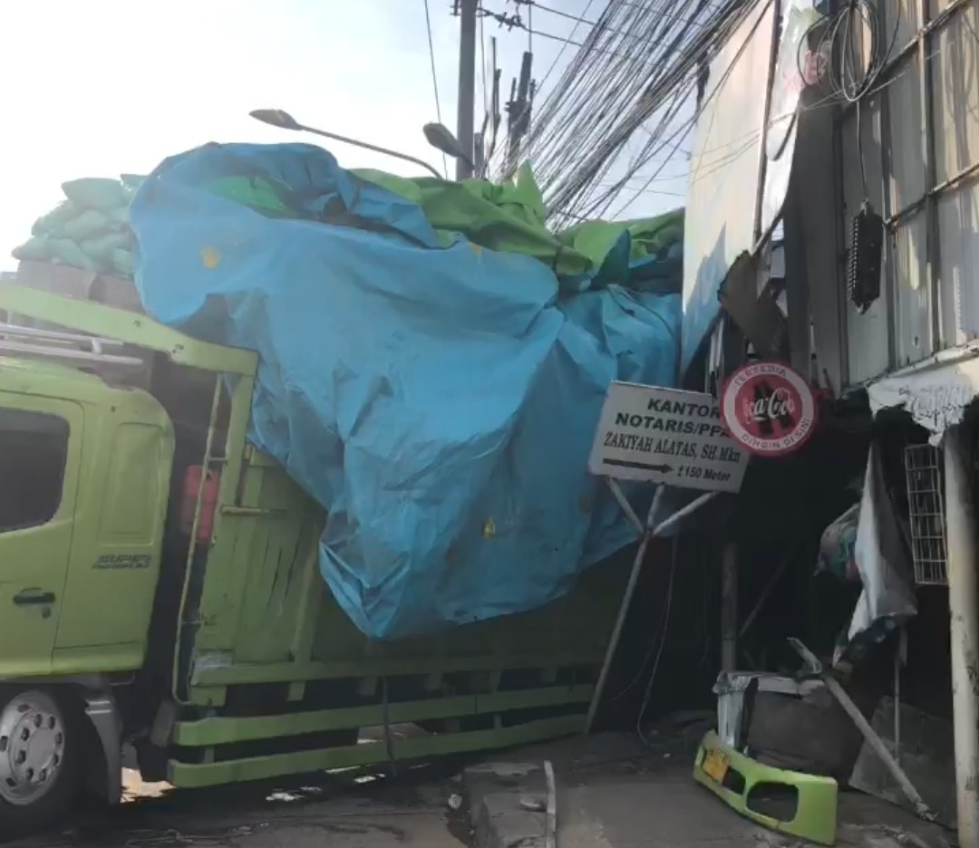 Truk Fuso pengangkut beras terposok ke saluran air di Jalan Sultan Hasanudin Tambun