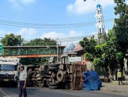 Truk Sampah Terguling di Depan Pasar Bantargebang, Kemacetan Mengular Hingga Cipendawa