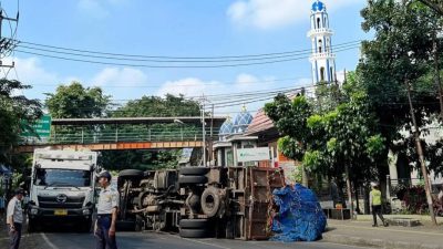 Bekasi - Truk sampah terguling di depan Pasar Bantargebang mengakibatkan kepadatan lalu lintas