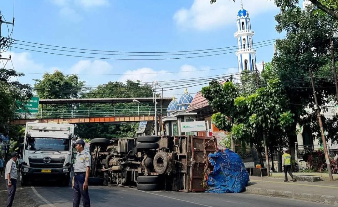 Bekasi - Truk sampah terguling di depan Pasar Bantargebang mengakibatkan kepadatan lalu lintas