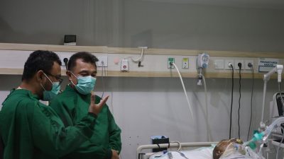 Kota Bekasi - Wakil Wali Kota Bekasi Abdul Harris Bobihoe jenguk korban SPBE Cimuning.