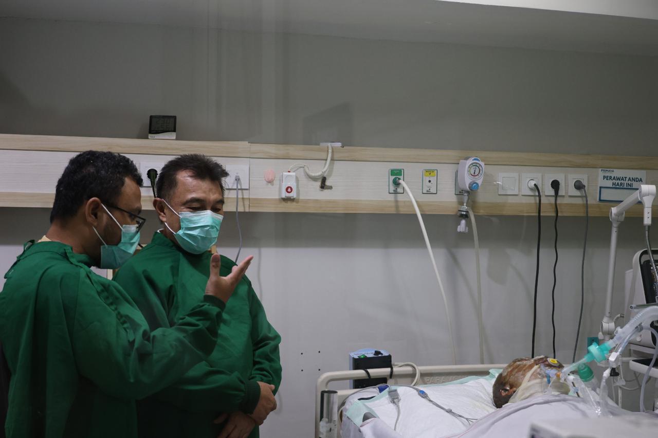 Kota Bekasi - Wakil Wali Kota Bekasi Abdul Harris Bobihoe jenguk korban SPBE Cimuning.