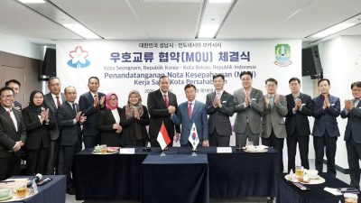 Wali Kota Bekasi, Tri Adhianto Tjahyono, dan Wali Kota Seongnam, Shin Sangjin menandatangani perjanjian Kota Persahabatan.